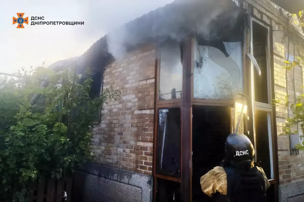 На Дніпропетровщині дрон-камікадзе знищив житловий будинок: рятувальники гасили масштабну пожежу