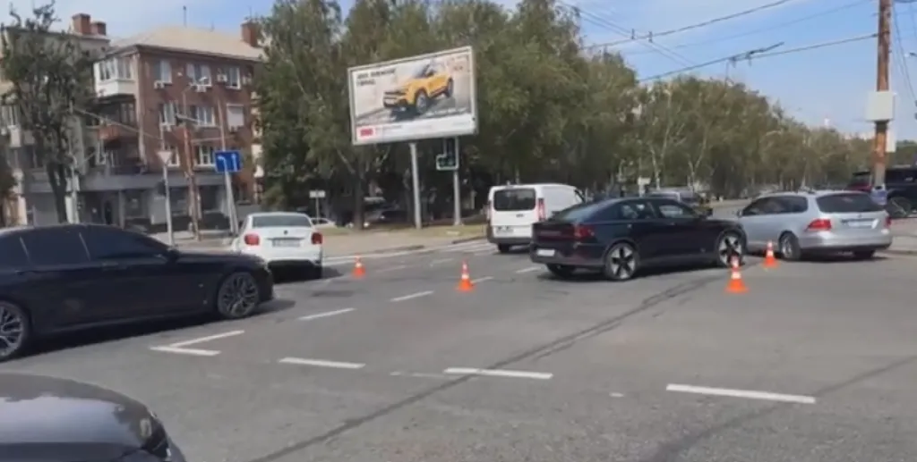 Дніпро: зіткнення Polestar і Renault паралізувало рух на перехресті