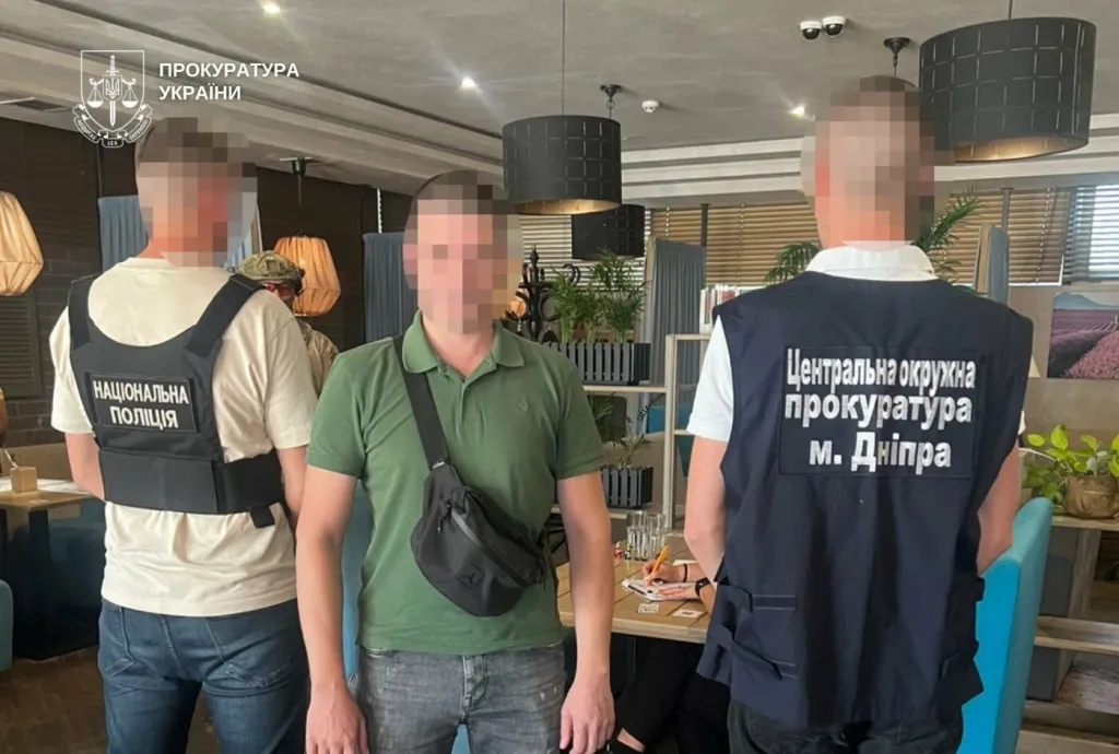 У Дніпрі затримали чоловіка, який отримав 12 тисяч доларів за “допомогу” з виїздом за кордон