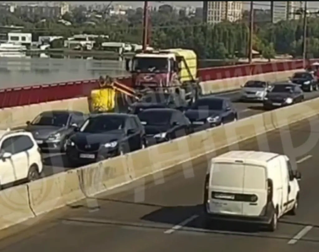 Ранкова ДТП на Новому мосту спричинила серйозні затори в Дніпрі