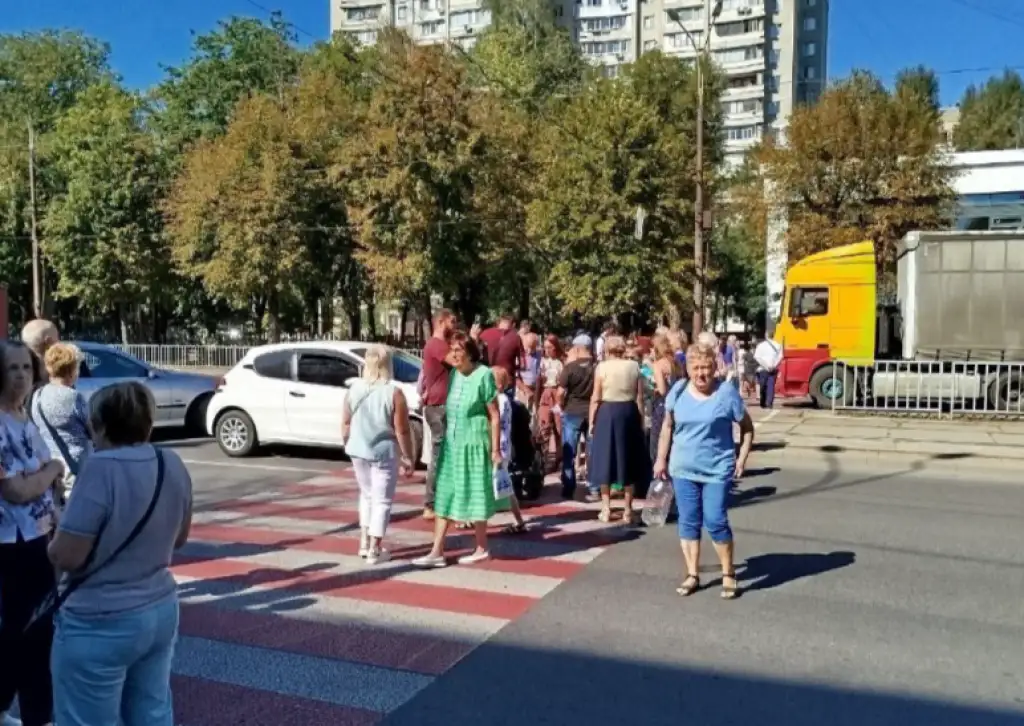 Перекриті дороги та вимога світла: у Дніпрі мешканці протестують через п’ятиденні відключення