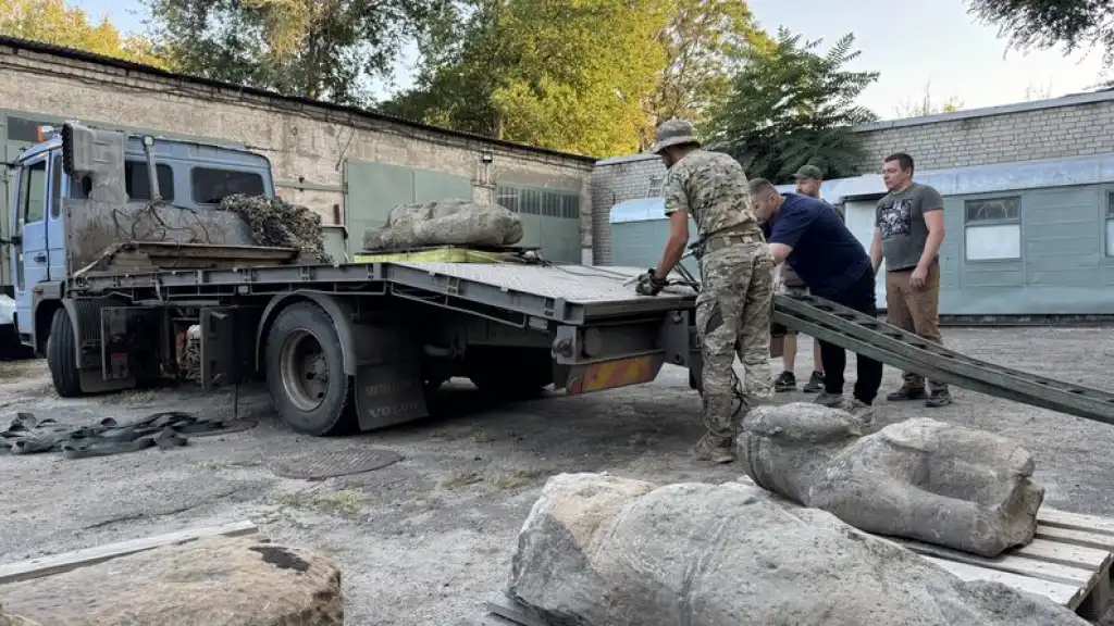 Нічна операція: з Донеччини до Дніпра вивезли дві унікальні половецькі статуї