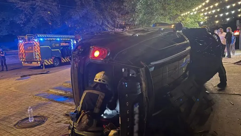 У Дніпрі потрійна ДТП: автомобіль вилетів на тротуар і травмував підлітка