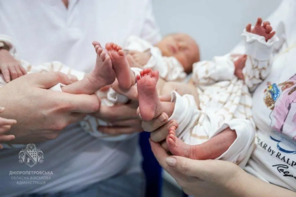 Потрійна радість у регіоні: на Дніпропетровщині одночасно народилися дві трійні