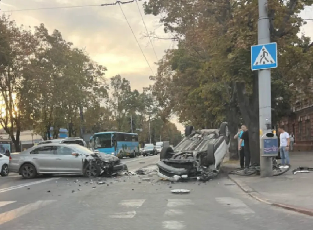 У Дніпрі внаслідок ДТП авто перекинулося на дах