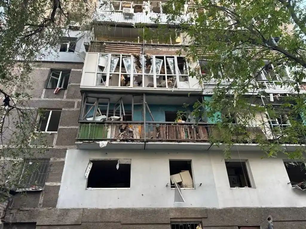 Масована атака: у Дніпрі ракета з касетним боєприпасом влучила в багатоповерхівку