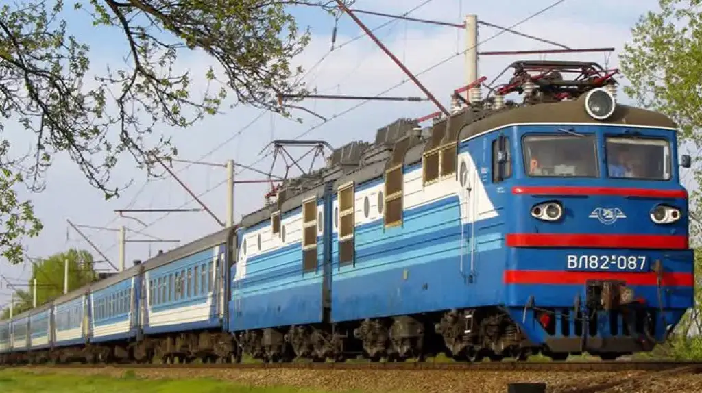 Затримки потягів через Дніпро: Укрзалізниця повідомила про збої у русі