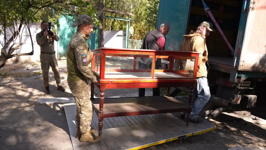 До Дніпра евакуювали музейні вітрини початку ХХ століття, створені за часів Яворницького