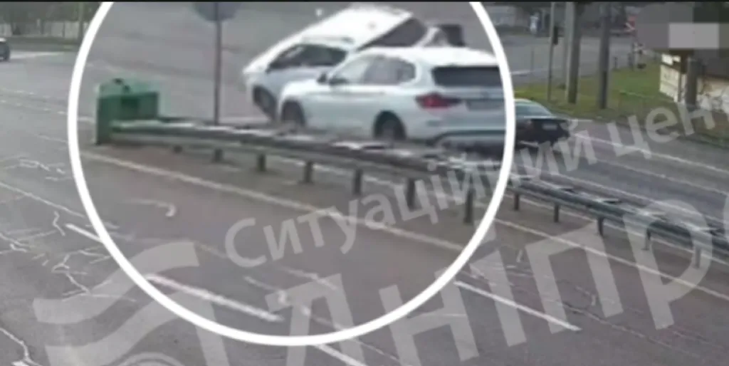 У Дніпрі на набережній сталася ДТП: автівку підкинуло після зіткнення