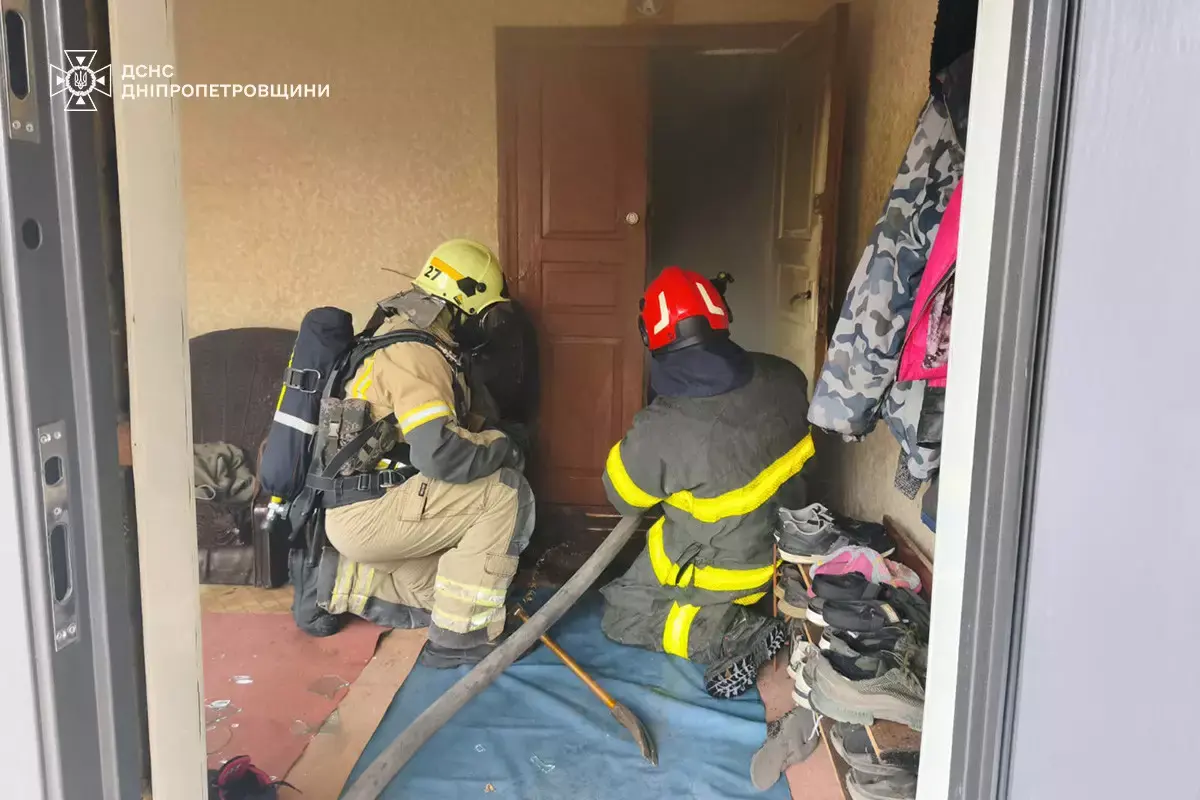 На Дніпропетровщині пожежники врятували чоловіка з палаючого будинку