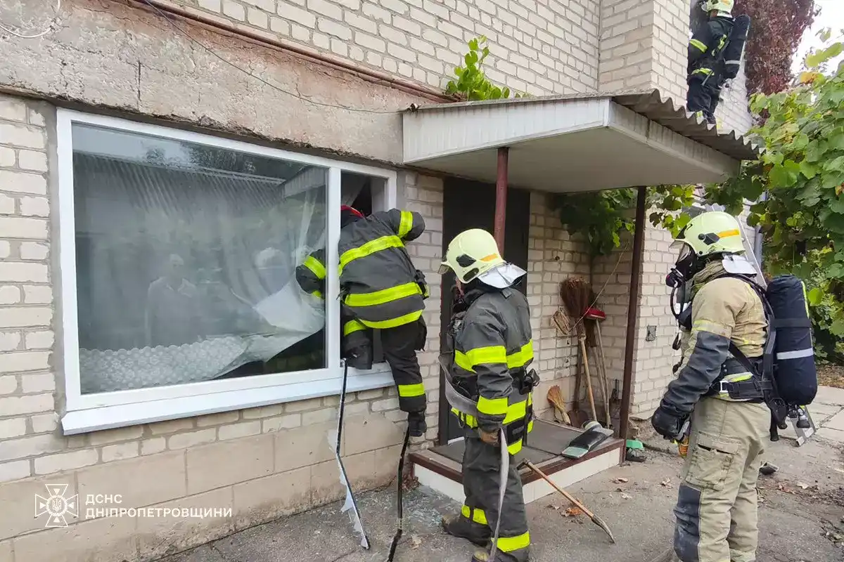 На Дніпропетровщині пожежники врятували чоловіка з палаючого будинку