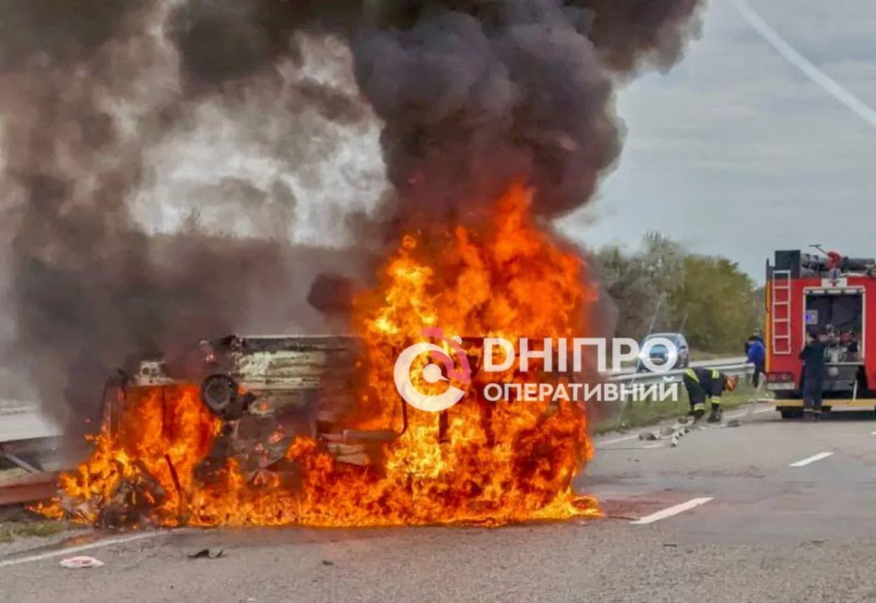 Під Дніпром сталася аварія: легковик перекинувся та згорів дотла