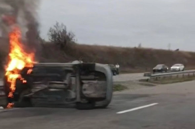Під Дніпром сталася аварія: легковик перекинувся та згорів дотла