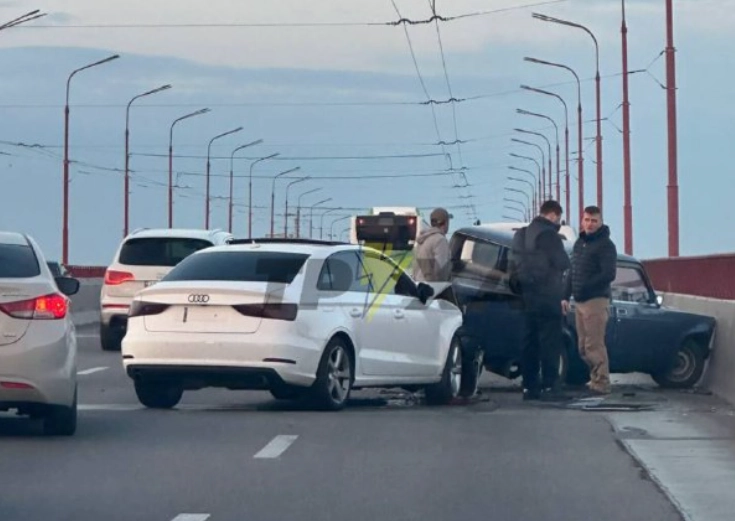 Масштабна аварія на Новому мосту у Дніпрі: рух паралізовано, ВАЗ розчавлений Audi