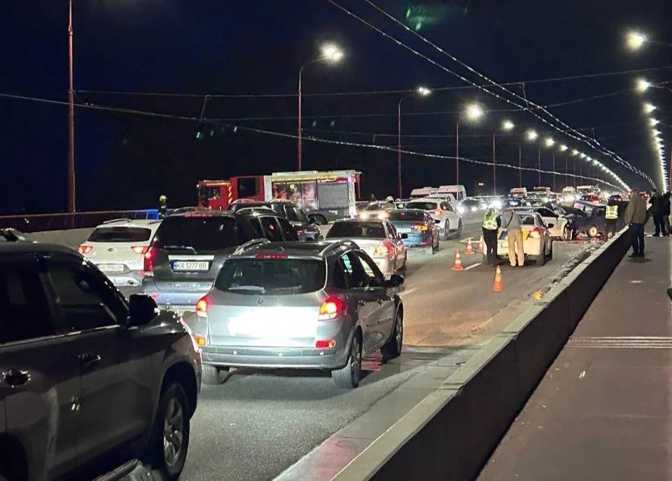 Масштабна аварія на Новому мосту у Дніпрі: рух паралізовано, ВАЗ розчавлений Audi