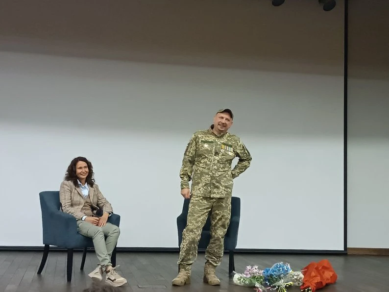 У Дніпрі презентували документальний фільм «Точка зцілення» про ветерана, який відновлює себе через театр
