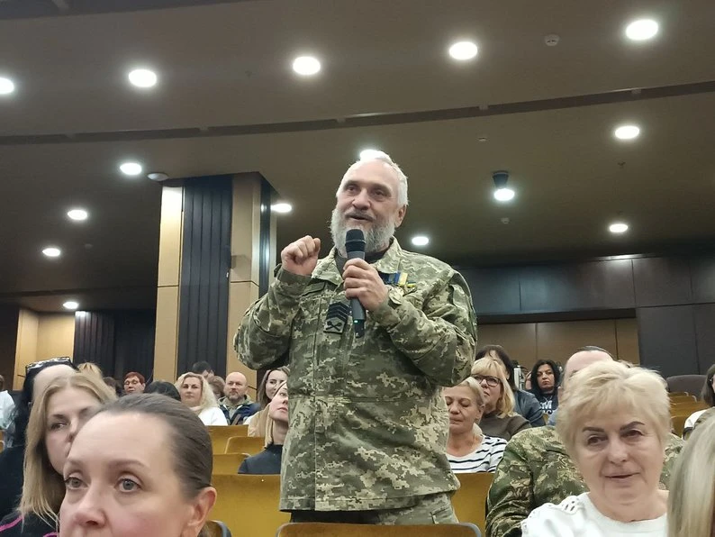 У Дніпрі презентували документальний фільм «Точка зцілення» про ветерана, який відновлює себе через театр