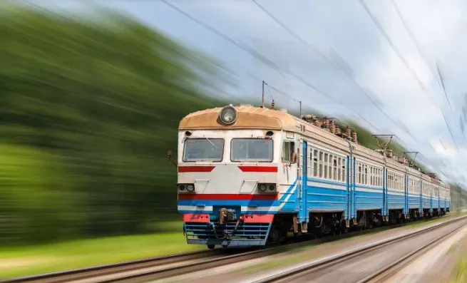 Оновлення руху приміських поїздів на Дніпропетровщині через небезпеку та знеструмлення