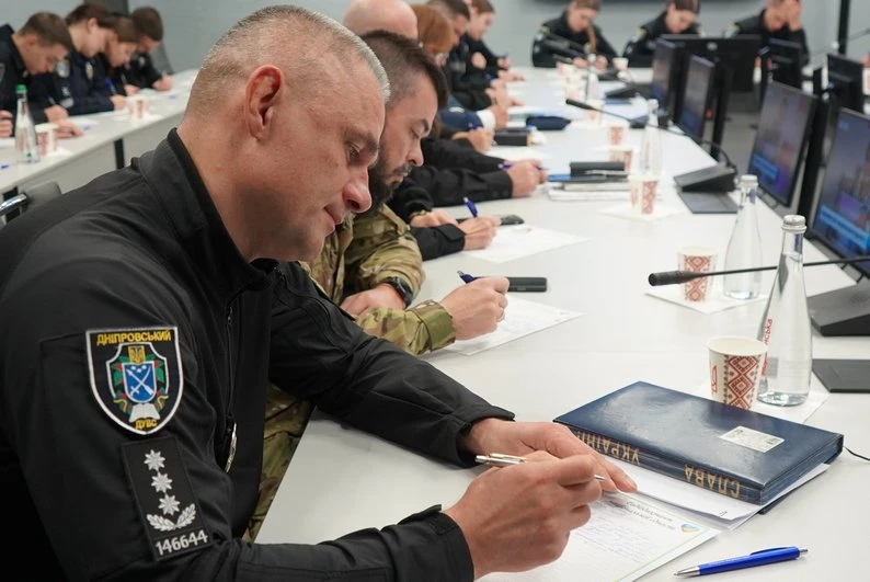 Дніпро на хвилі єдності: ветерани, родини захисників і курсанти написали Радіодиктант Дніпро на хвилі єдності: ветерани, родини захисників і курсанти написали Радіодиктант