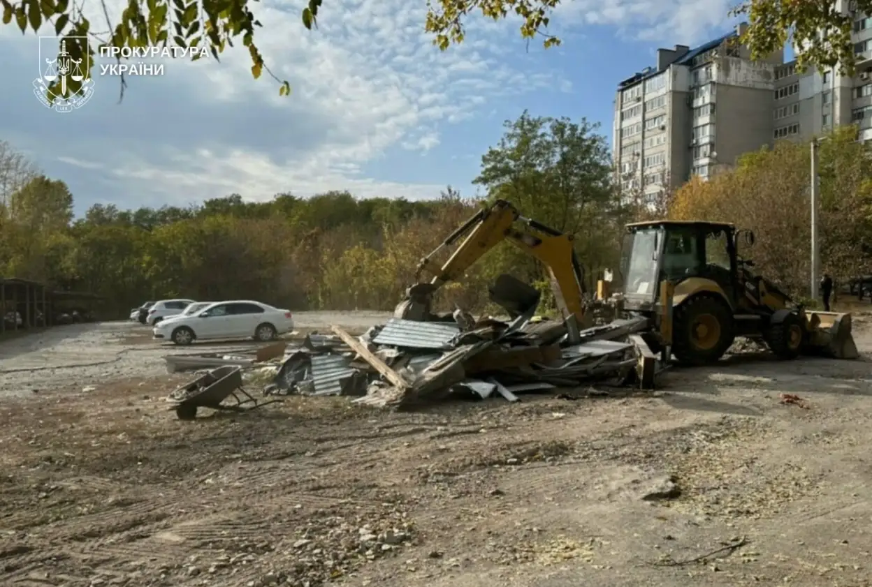 У Дніпрі знесли незаконну автостоянку: землю громади повернули після семи років самозахоплення