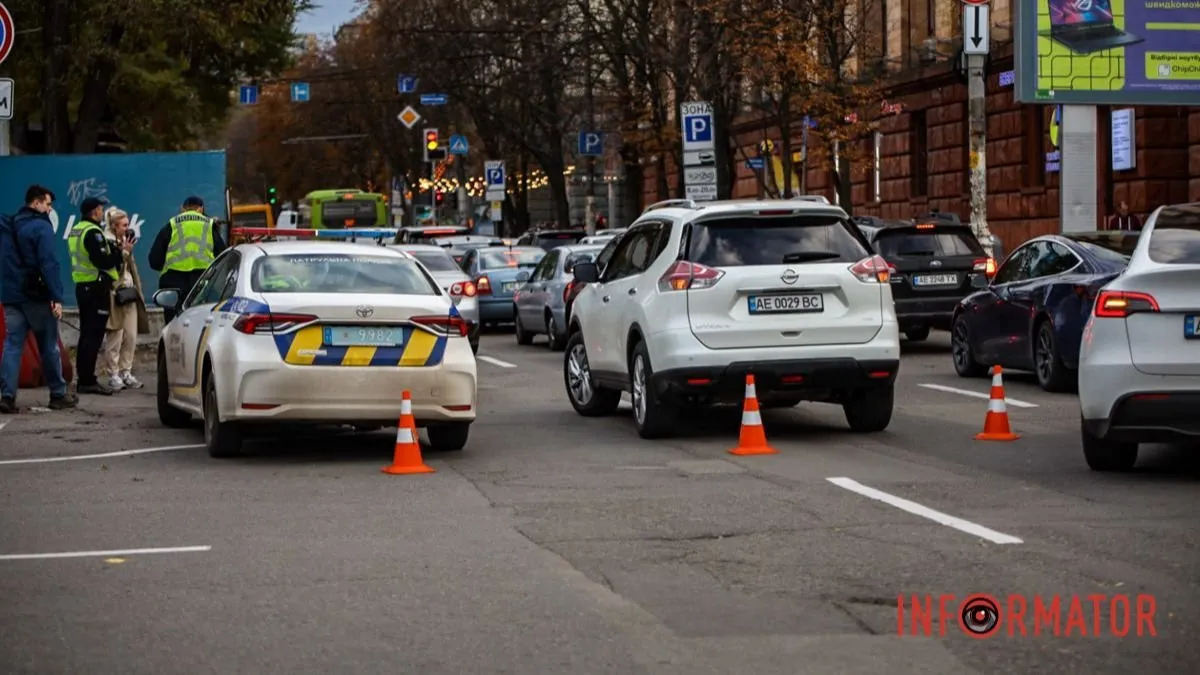 У центрі Дніпра позашляховик збив жінку: постраждала втратила свідомість