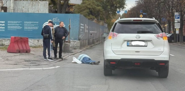 У центрі Дніпра позашляховик збив жінку: постраждала втратила свідомість