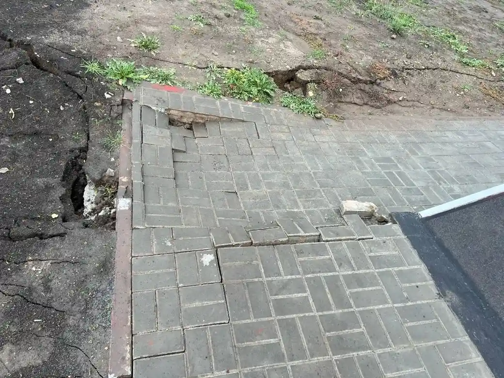 Провалля біля підземних шкіл на Дніпропетровщині: чиновники запевняють, що загрози немає