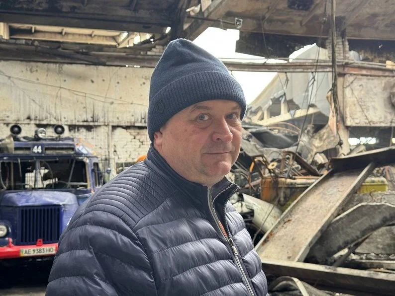 “Серед згарища шукаємо запчастини”: у дніпровському музеї “Машини часу” ліквідовують наслідки удару КАБ