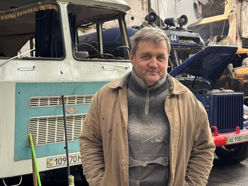 “Серед згарища шукаємо запчастини”: у дніпровському музеї “Машини часу” ліквідовують наслідки удару КАБ