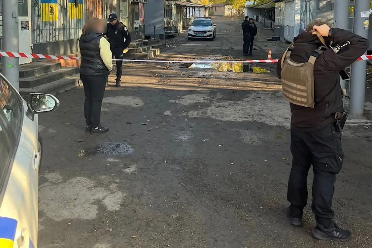 Вибух біля крамниць у Дніпрі: чоловік підірвав гранату, є загиблий і поранений