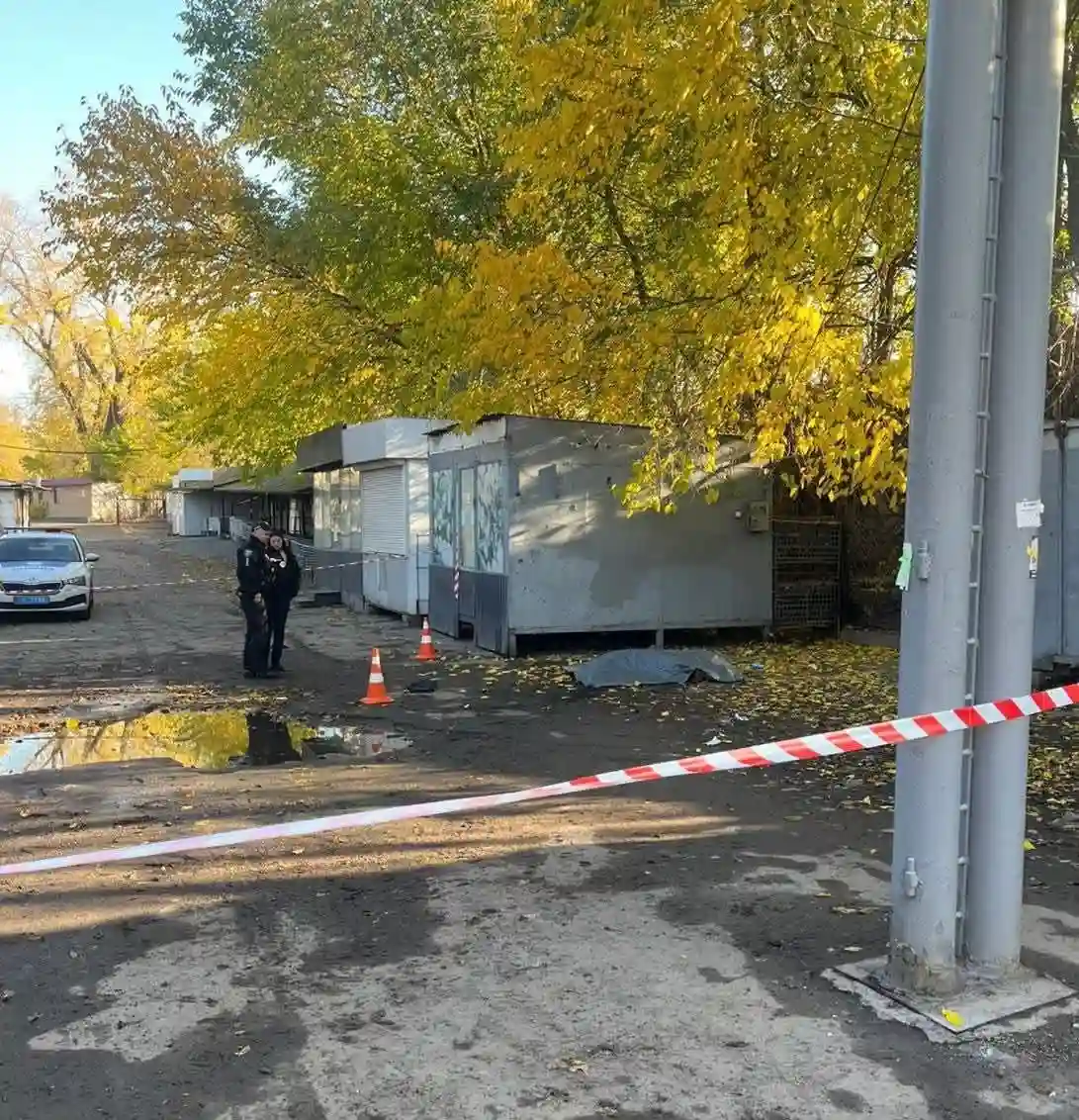 Вибух біля крамниць у Дніпрі: чоловік підірвав гранату, є загиблий і поранений