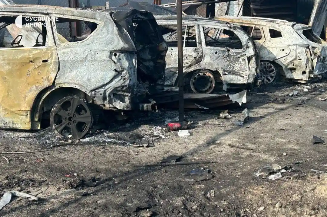 Нічна атака на Павлоград: 13 авто згоріли, ще близько десяти пошкоджені