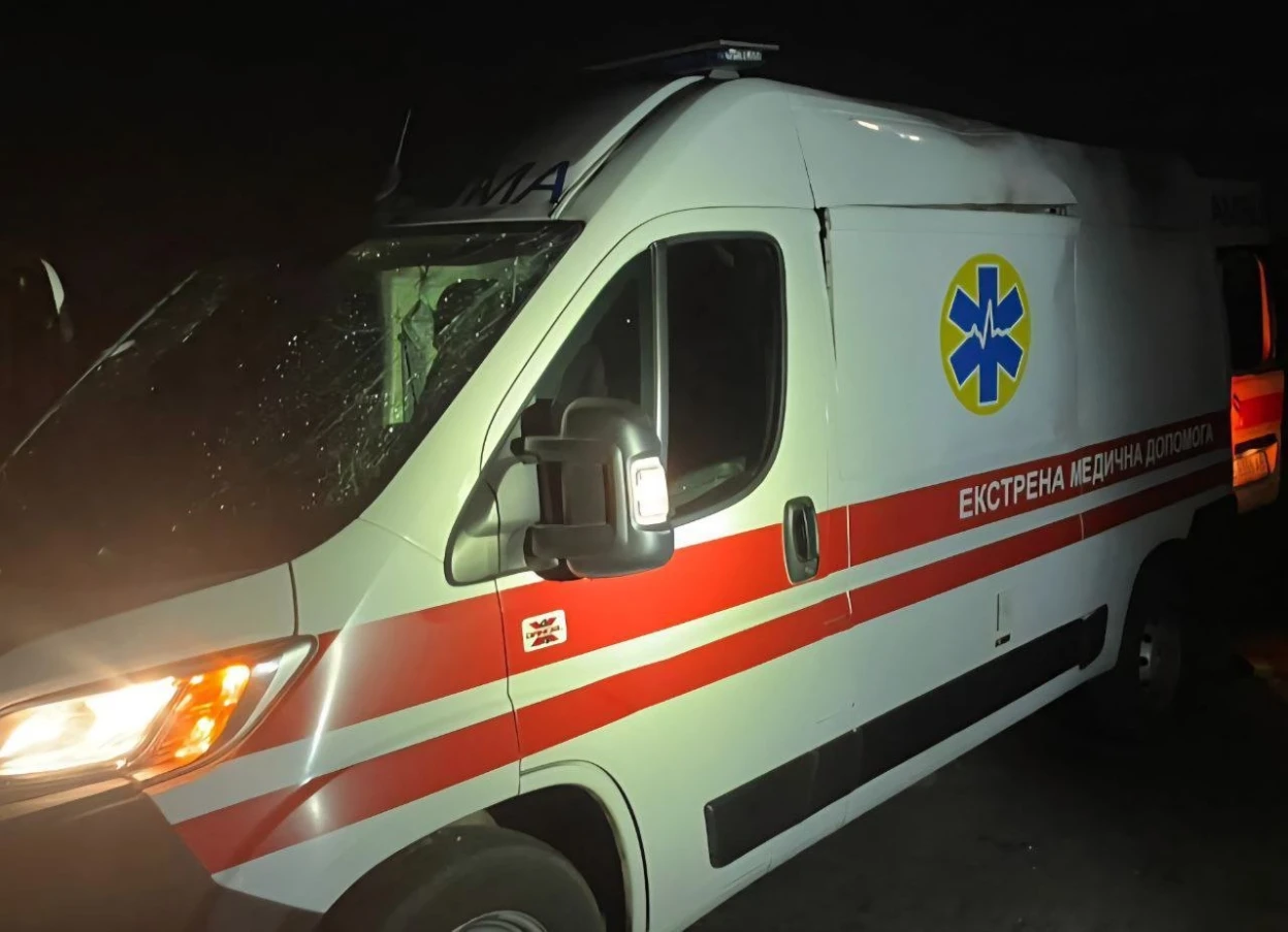 На Дніпропетровщині ворог атакував карету “швидкої” двома дронами: поранені медики