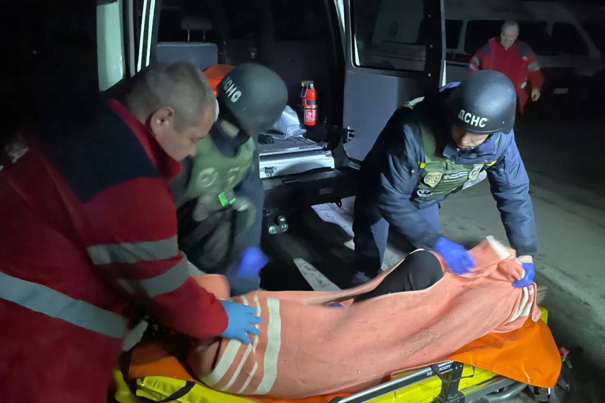 На Дніпропетровщині ворог атакував карету “швидкої” двома дронами: поранені медики