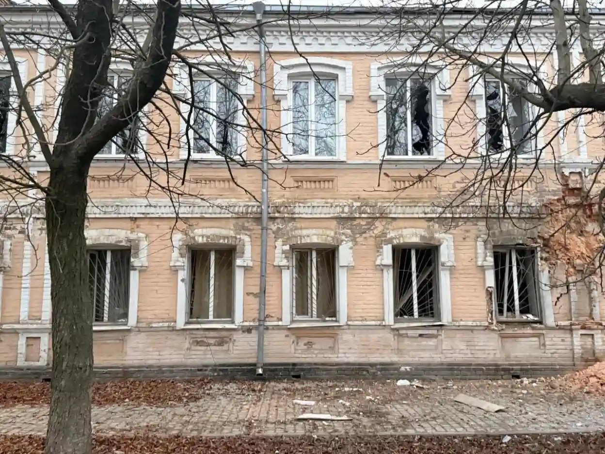 Оселі та навчальні заклади пошкоджені: наслідки нічних атак по Дніпропетровщині