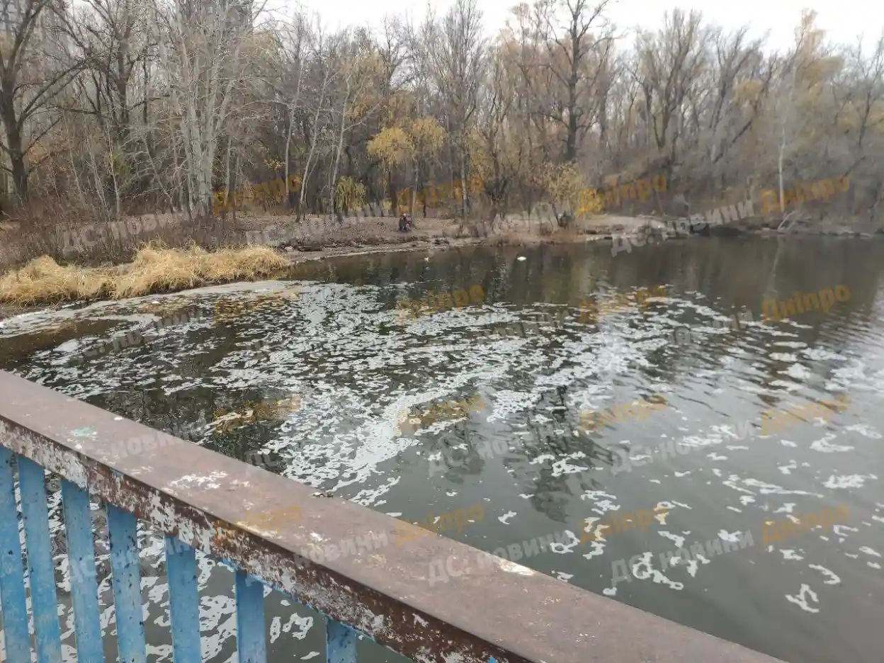Забруднення води у Дніпрі: біля яхт-клубу “Січ” помітили скидання невідомої рідини