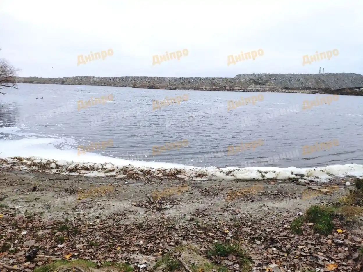 Забруднення води у Дніпрі: біля яхт-клубу “Січ” помітили скидання невідомої рідини