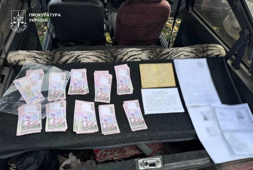 Чоловіка з Дніпропетровщини затримали зі 100 тисячами грн та фіктивними довідками