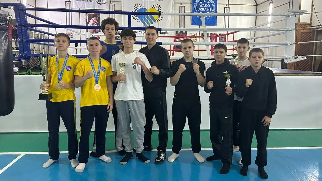Тренування під сирени та в темряві: як юні кікбоксери Павлограда не здаються попри війну