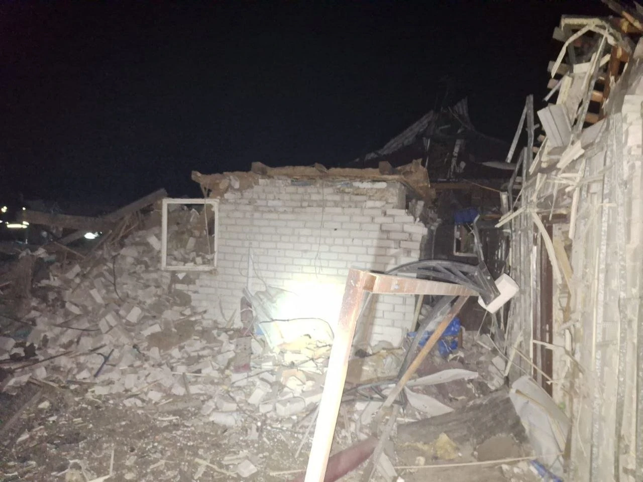Новий ранок під обстрілами: Дніпропетровщина оговтується після атак дронів і артилерії