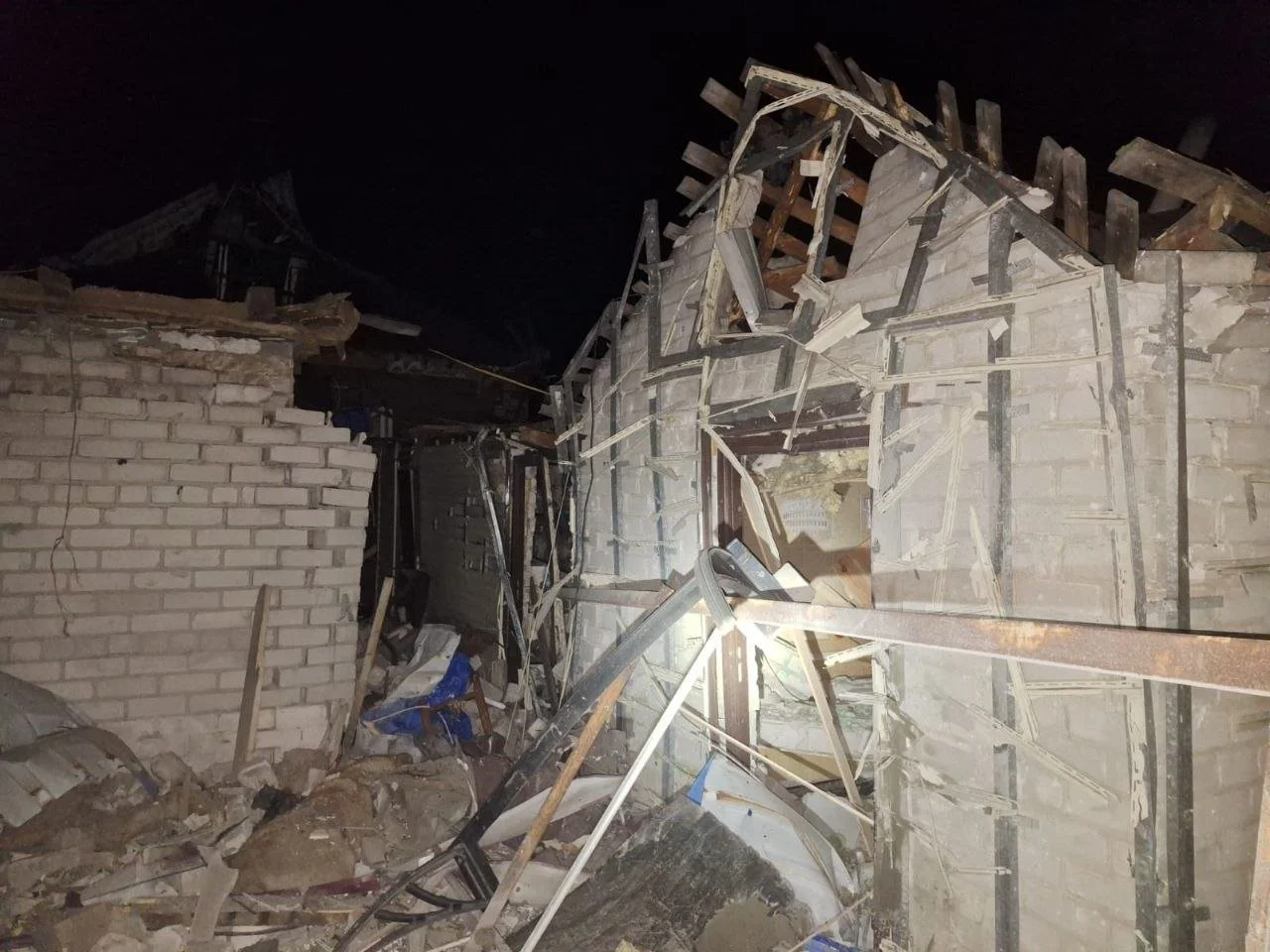 Новий ранок під обстрілами: Дніпропетровщина оговтується після атак дронів і артилерії