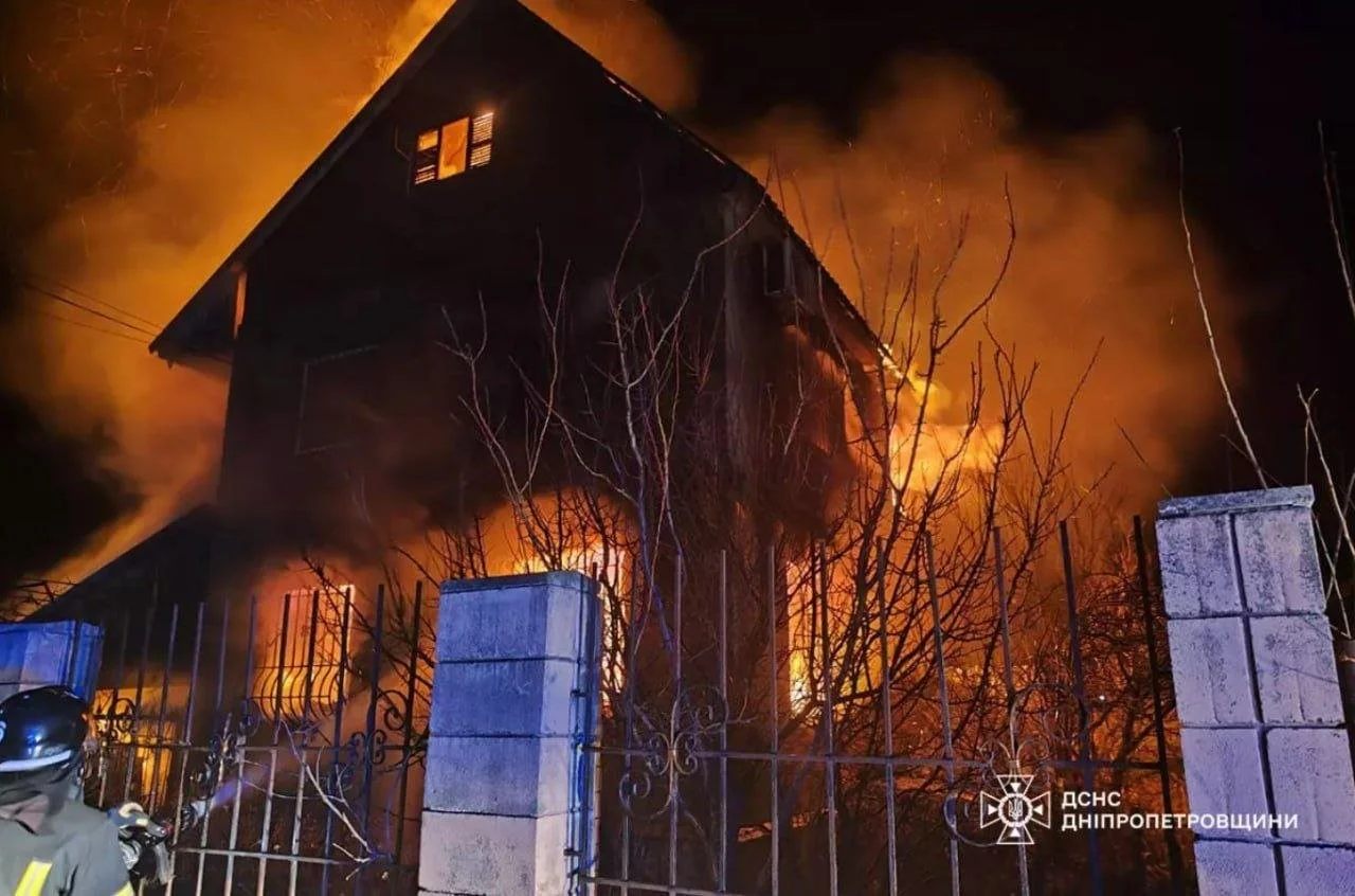 Масштабна пожежа під Дніпром: рятувальники приборкали вогонь у двоповерховому будинку
