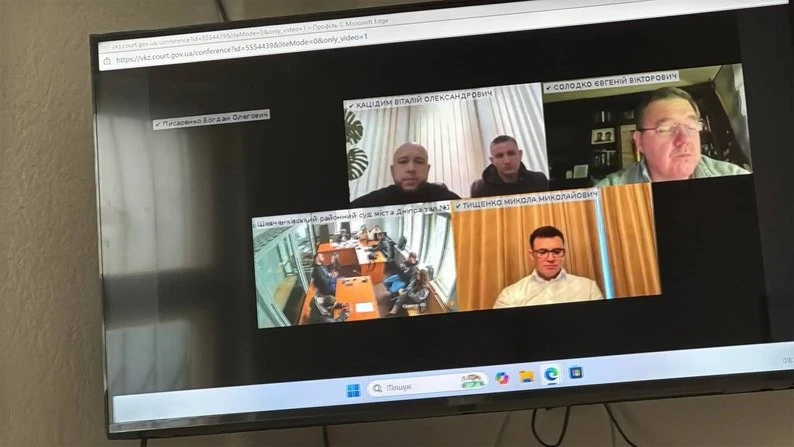 У Дніпрі суд знову перервав розгляд справи Тищенка і Писаренка через технічні збої