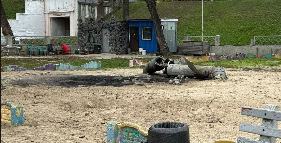 Ракетний уламок у дитячій зоні: у Дніпрі ворожий снаряд впав просто на майданчик