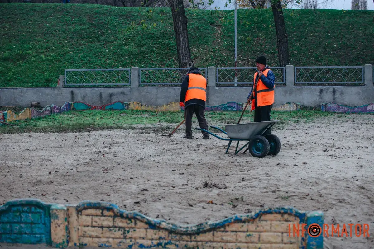 Ракетний уламок у дитячій зоні: у Дніпрі ворожий снаряд впав просто на майданчик