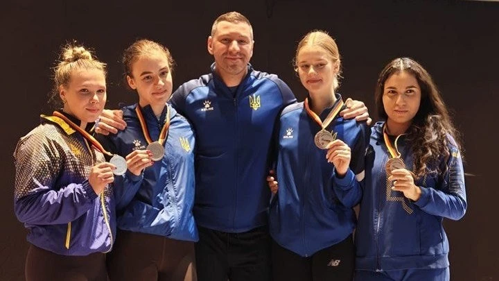 Українські фехтувальниці з Дніпра здобули медалі на молодіжному турнірі у Німеччині