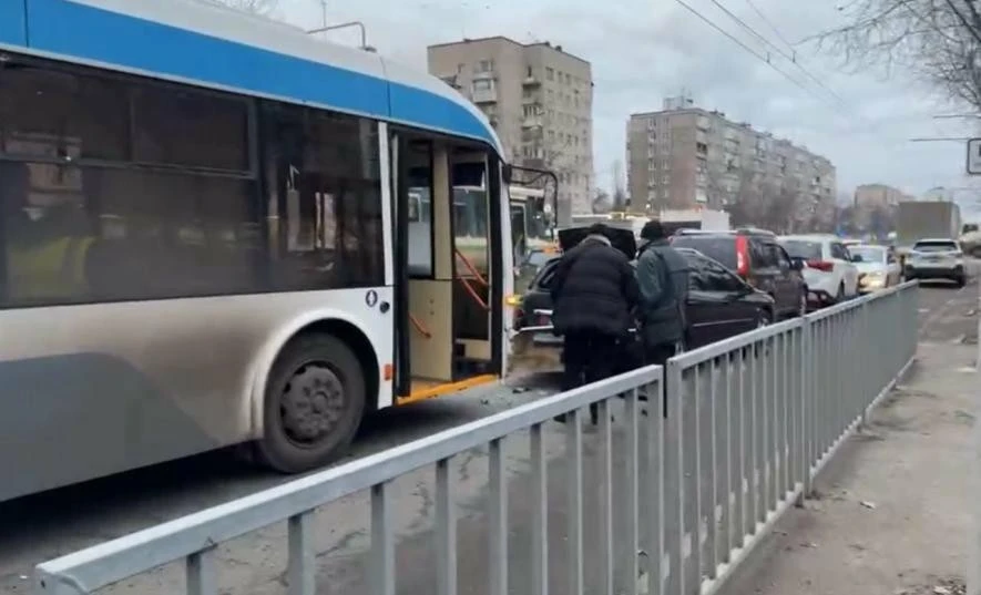 Ланцюгова аварія з тролейбусом зупинила рух на Слобожанському у Дніпрі