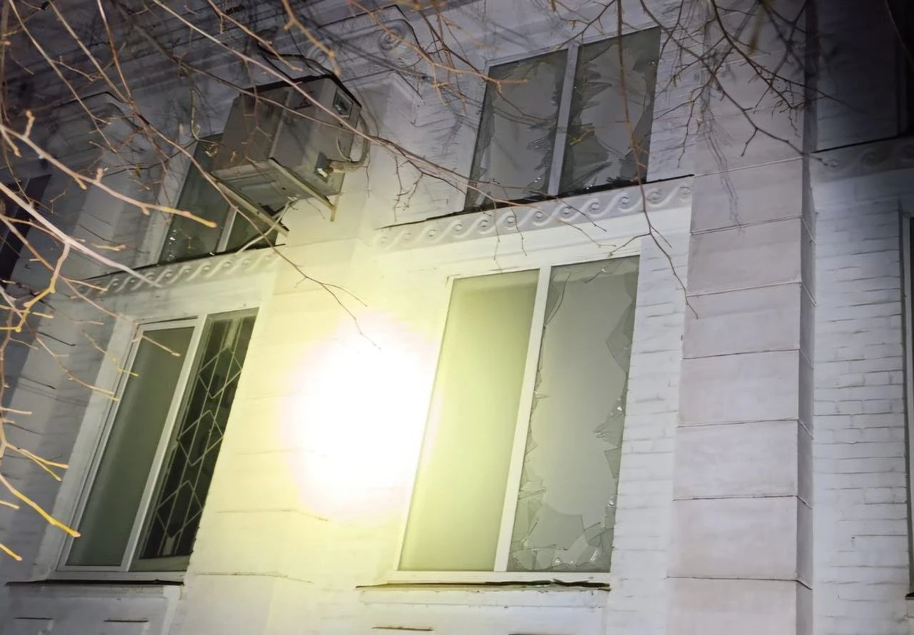 Нікополь пережив чергову ніч під обстрілами: місто без жертв, але з новими руйнуваннями