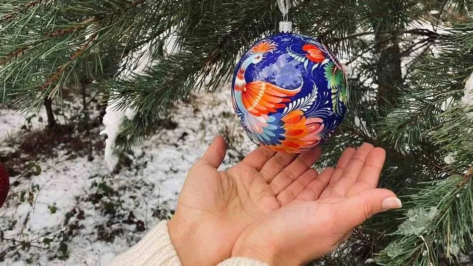 Петриківка на ялинці: дніпровська майстриня перетворює новорічні кульки на обереги