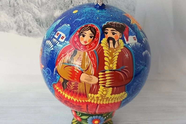 Петриківка на ялинці: дніпровська майстриня перетворює новорічні кульки на обереги